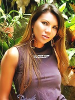 Jeje jerks off in her garden