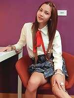 Watch posh Thai tranny Prae jerk off